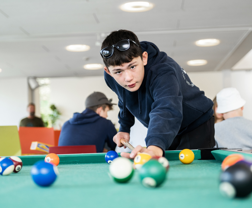 dreng spiller pool på efterskole