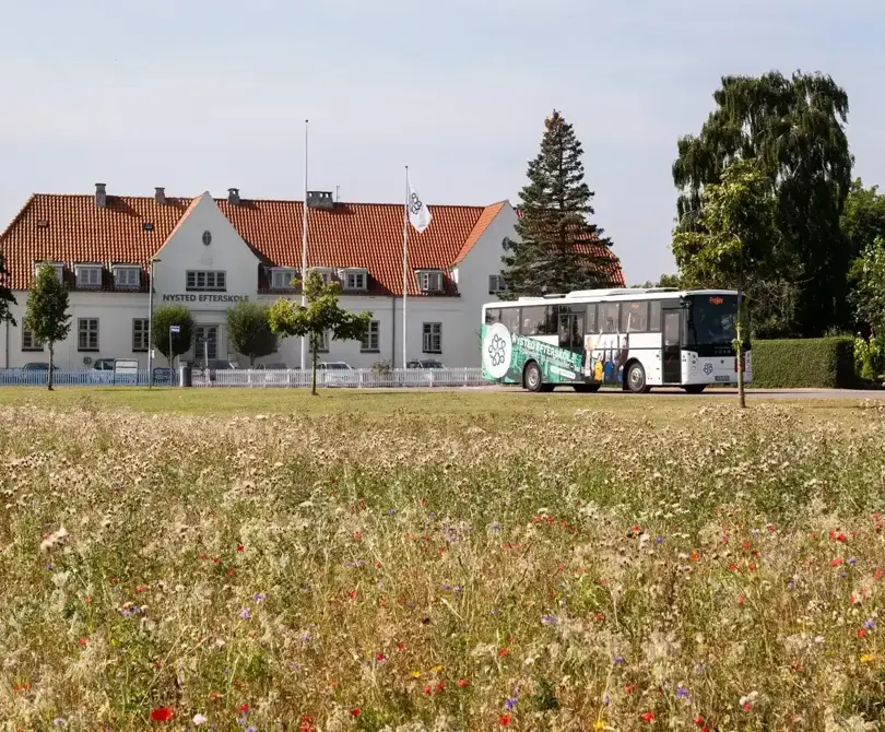 Nysted Efterskole med en bus foran