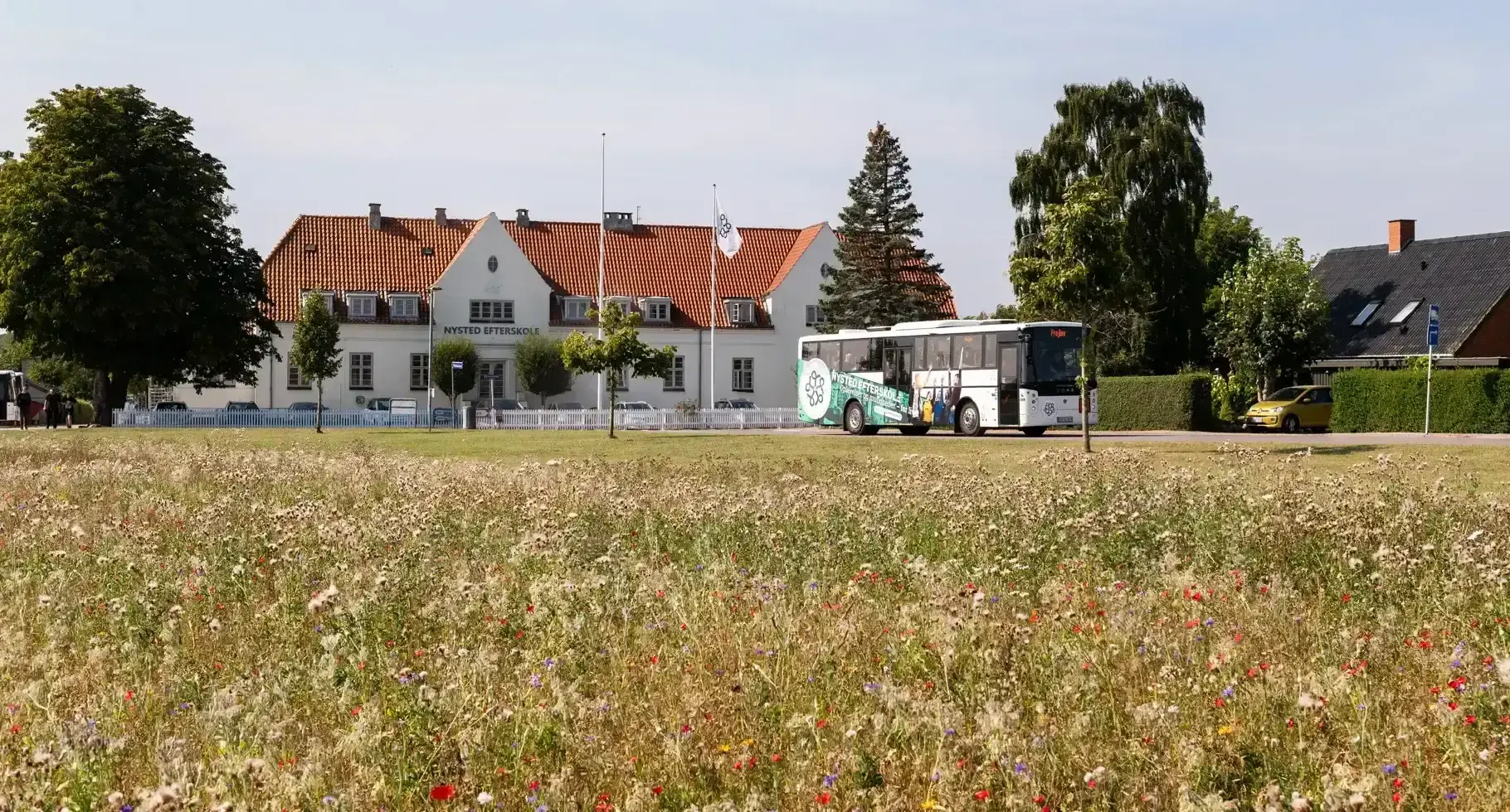 Nysted Efterskole med en bus foran