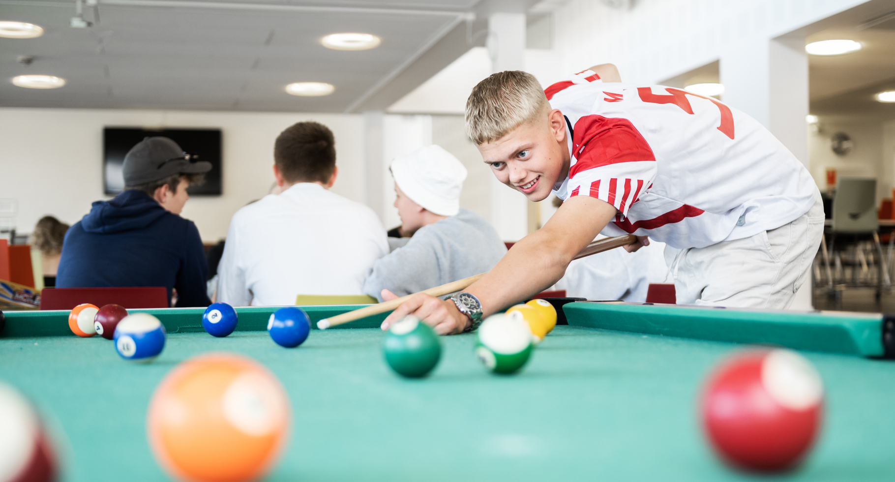 Dreng spiller pool
